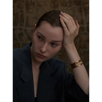 Anel Lyon Banhado em Ouro 18K